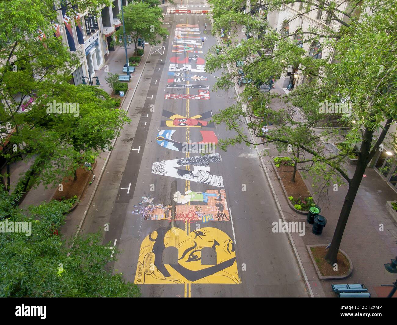 Ein Wandbild der schwarzen Lives Matter wird in der Tryon Street in Charlotte, NC, gemalt Stockfoto