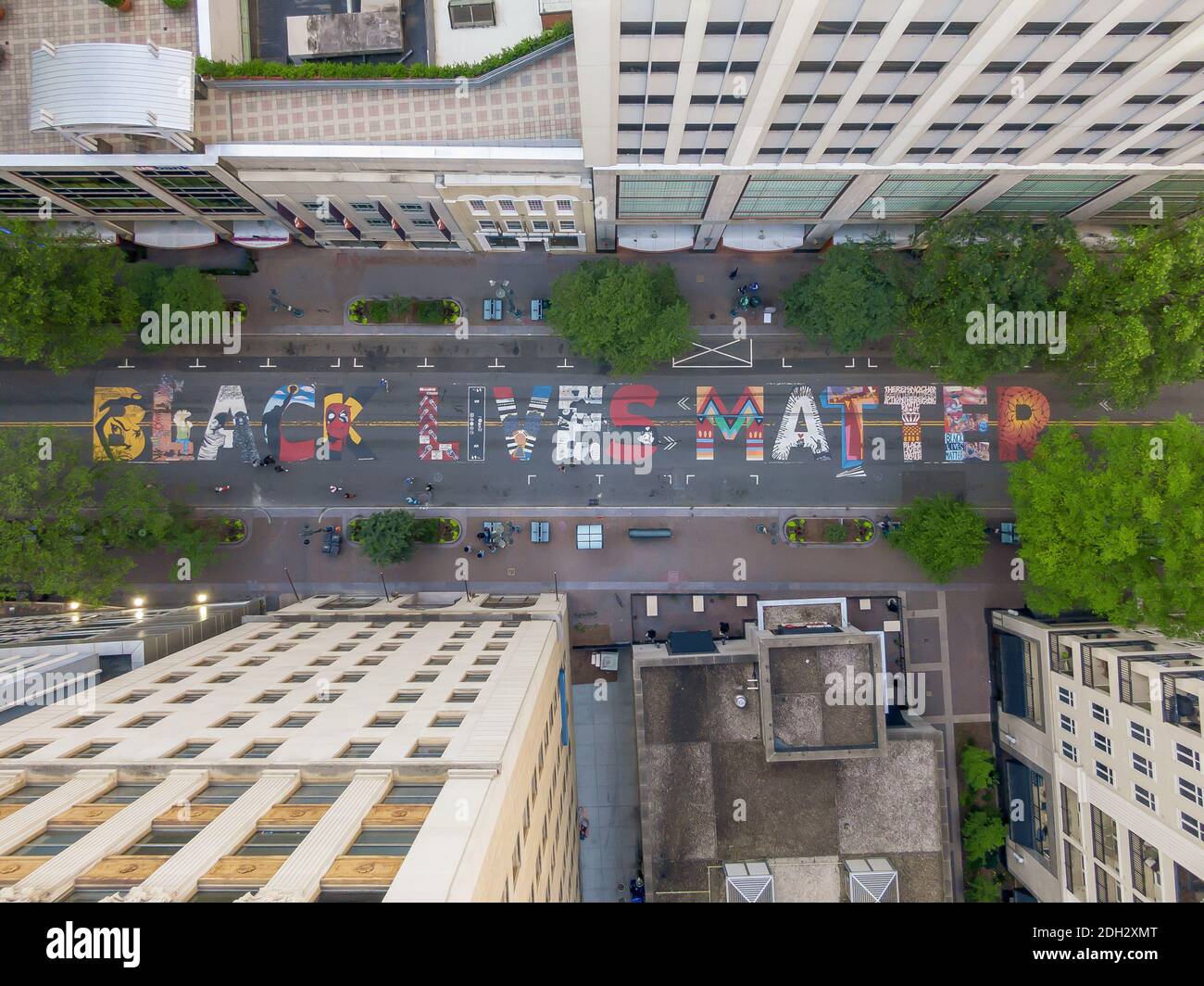 Ein Wandbild der schwarzen Lives Matter wird in der Tryon Street in Charlotte, NC, gemalt Stockfoto