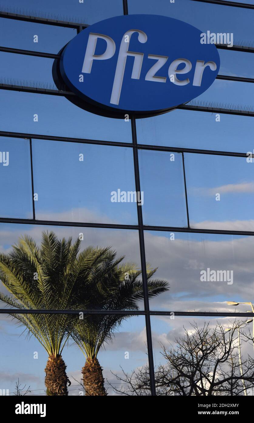 Herzliya, Israel. Dezember 2020. Palmen und Wolken spiegeln sich unter dem Pfizer-Logo am Mittwoch, den 9. Dezember 2020, außerhalb des Hauptsitzes von Pfizer Pharmaceuticals Israel in Herzliya, Israel. Israel hat heute aus Brüssel seine erste Charge von Pfizer-Coronavirus-Impfstoffen erhalten und wird am 20. Dezember mit der Massenimpfung beginnen, um die COVID-19-Pandemie zu kontrollieren. Foto von Debbie Hill/UPI Kredit: UPI/Alamy Live Nachrichten Stockfoto
