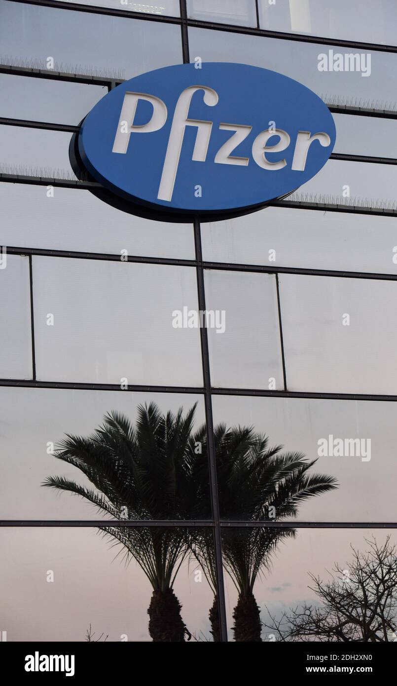 Herzliya, Israel. Dezember 2020. Palmen spiegeln sich unter dem Pfizer-Logo am Mittwoch, den 9. Dezember 2020, außerhalb des Hauptsitzes von Pfizer Pharmaceuticals Israel in Herzliya, Israel, wider. Israel hat heute aus Brüssel seine erste Charge von Pfizer-Coronavirus-Impfstoffen erhalten und wird am 20. Dezember mit der Massenimpfung beginnen, um die COVID-19-Pandemie zu kontrollieren. Foto von Debbie Hill/UPI Kredit: UPI/Alamy Live Nachrichten Stockfoto
