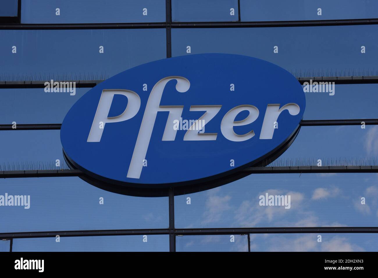Herzliya, Israel. Dezember 2020. Der Himmel spiegelt sich unter dem Pfizer-Logo vor der Zentrale von Pfizer Pharmaceuticals Israel in Herzliya, Israel, am Mittwoch, 9. Dezember 2020. Israel hat heute aus Brüssel seine erste Charge von Pfizer-Coronavirus-Impfstoffen erhalten und wird am 20. Dezember mit der Massenimpfung beginnen, um die COVID-19-Pandemie zu kontrollieren. Foto von Debbie Hill/UPI Kredit: UPI/Alamy Live Nachrichten Stockfoto