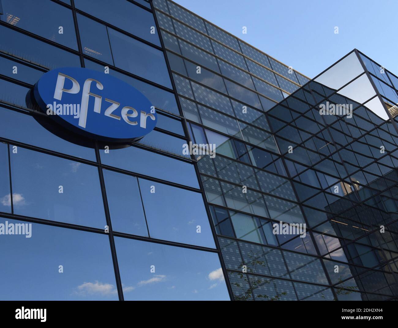 Herzliya, Israel. Dezember 2020. Der Himmel spiegelt sich unter dem Pfizer-Logo vor der Zentrale von Pfizer Pharmaceuticals Israel in Herzliya, Israel, am Mittwoch, 9. Dezember 2020. Israel hat heute aus Brüssel seine erste Charge von Pfizer-Coronavirus-Impfstoffen erhalten und wird am 20. Dezember mit der Massenimpfung beginnen, um die COVID-19-Pandemie zu kontrollieren. Foto von Debbie Hill/UPI Kredit: UPI/Alamy Live Nachrichten Stockfoto