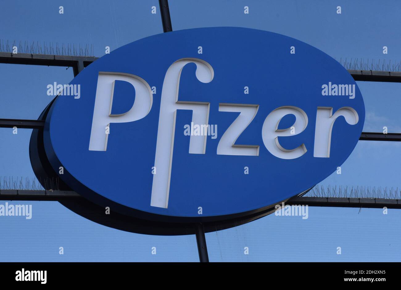 Herzliya, Israel. Dezember 2020. Der Himmel spiegelt sich unter dem Pfizer-Logo vor der Zentrale von Pfizer Pharmaceuticals Israel in Herzliya, Israel, am Mittwoch, 9. Dezember 2020. Israel hat heute aus Brüssel seine erste Charge von Pfizer-Coronavirus-Impfstoffen erhalten und wird am 20. Dezember mit der Massenimpfung beginnen, um die COVID-19-Pandemie zu kontrollieren. Foto von Debbie Hill/UPI Kredit: UPI/Alamy Live Nachrichten Stockfoto