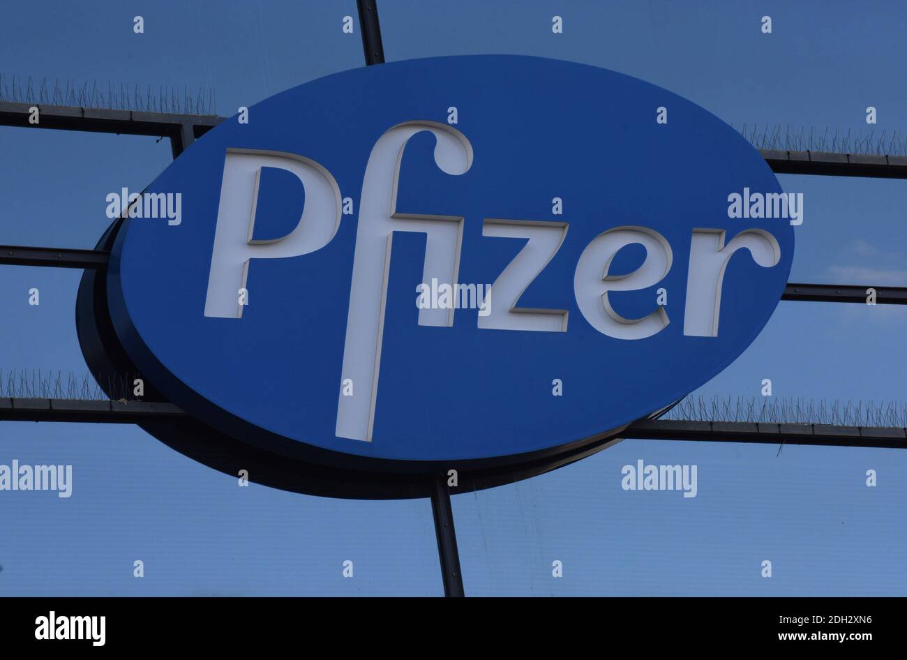 Herzliya, Israel. Dezember 2020. Der Himmel spiegelt sich unter dem Pfizer-Logo vor der Zentrale von Pfizer Pharmaceuticals Israel in Herzliya, Israel, am Mittwoch, 9. Dezember 2020. Israel hat heute aus Brüssel seine erste Charge von Pfizer-Coronavirus-Impfstoffen erhalten und wird am 20. Dezember mit der Massenimpfung beginnen, um die COVID-19-Pandemie zu kontrollieren. Foto von Debbie Hill/UPI Kredit: UPI/Alamy Live Nachrichten Stockfoto