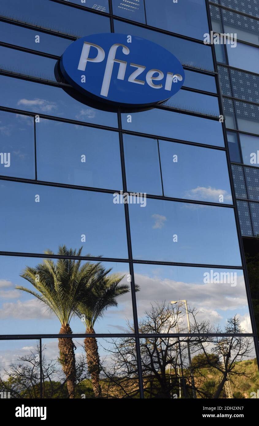 Herzliya, Israel. Dezember 2020. Palmen und Wolken spiegeln sich unter dem Pfizer-Logo am Mittwoch, den 9. Dezember 2020, außerhalb des Hauptsitzes von Pfizer Pharmaceuticals Israel in Herzliya, Israel. Israel hat heute aus Brüssel seine erste Charge von Pfizer-Coronavirus-Impfstoffen erhalten und wird am 20. Dezember mit der Massenimpfung beginnen, um die COVID-19-Pandemie zu kontrollieren. Foto von Debbie Hill/UPI Kredit: UPI/Alamy Live Nachrichten Stockfoto