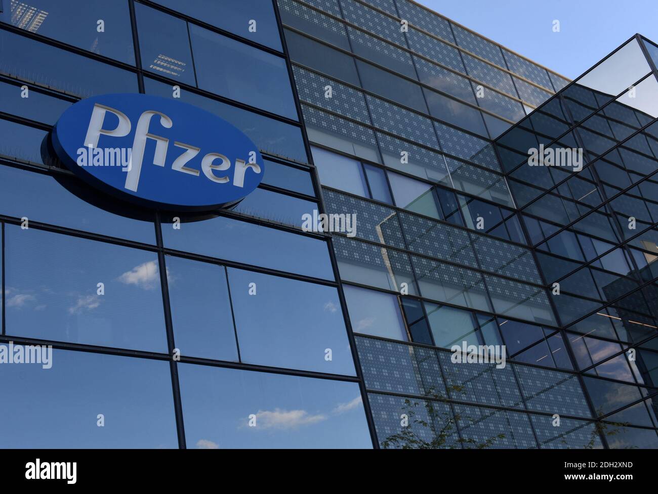 Herzliya, Israel. Dezember 2020. Der Himmel spiegelt sich unter dem Pfizer-Logo vor der Zentrale von Pfizer Pharmaceuticals Israel in Herzliya, Israel, am Mittwoch, 9. Dezember 2020. Israel hat heute aus Brüssel seine erste Charge von Pfizer-Coronavirus-Impfstoffen erhalten und wird am 20. Dezember mit der Massenimpfung beginnen, um die COVID-19-Pandemie zu kontrollieren. Foto von Debbie Hill/UPI Kredit: UPI/Alamy Live Nachrichten Stockfoto