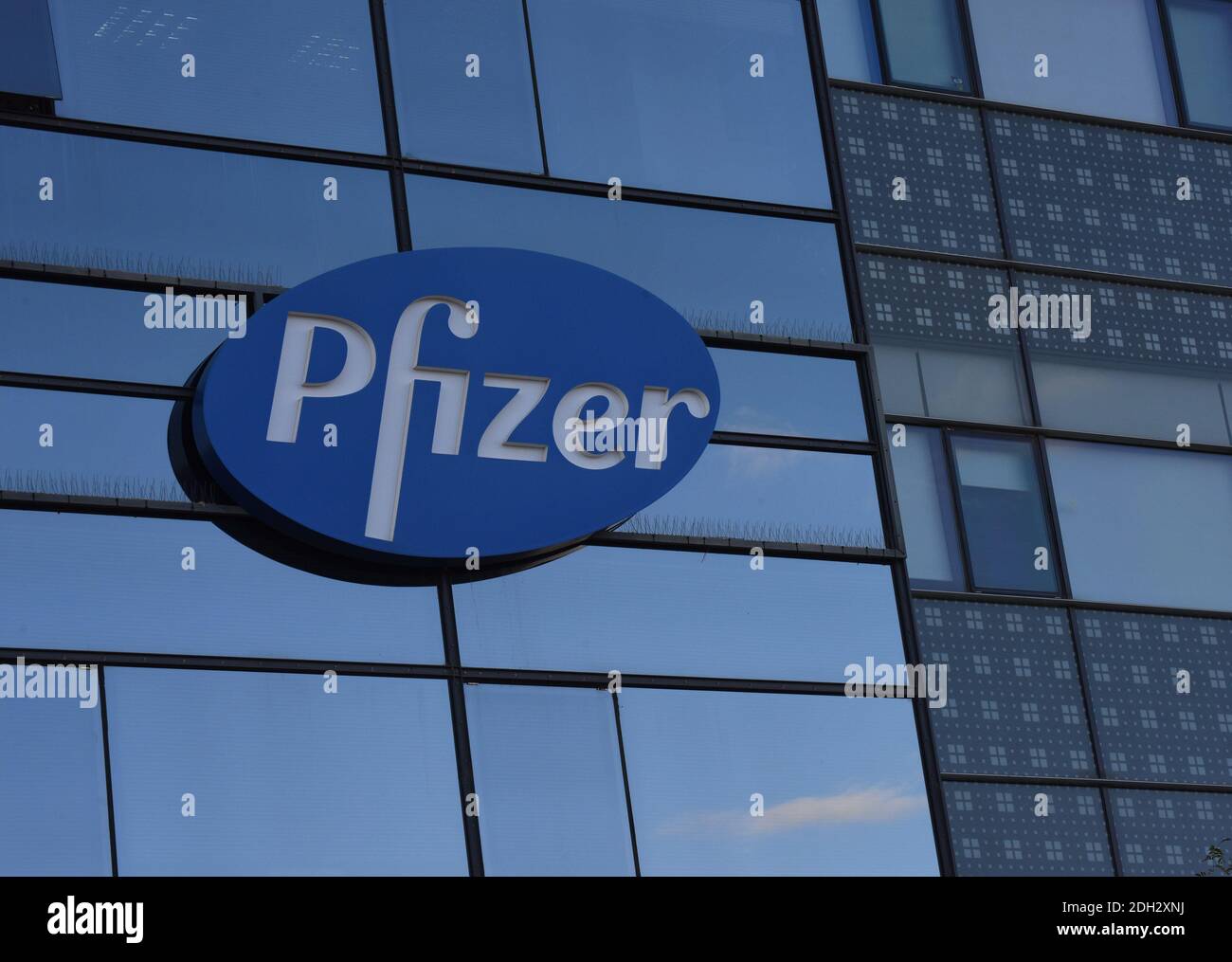 Herzliya, Israel. Dezember 2020. Der Himmel spiegelt sich unter dem Pfizer-Logo vor der Zentrale von Pfizer Pharmaceuticals Israel in Herzliya, Israel, am Mittwoch, 9. Dezember 2020. Israel hat heute aus Brüssel seine erste Charge von Pfizer-Coronavirus-Impfstoffen erhalten und wird am 20. Dezember mit der Massenimpfung beginnen, um die COVID-19-Pandemie zu kontrollieren. Foto von Debbie Hill/UPI Kredit: UPI/Alamy Live Nachrichten Stockfoto