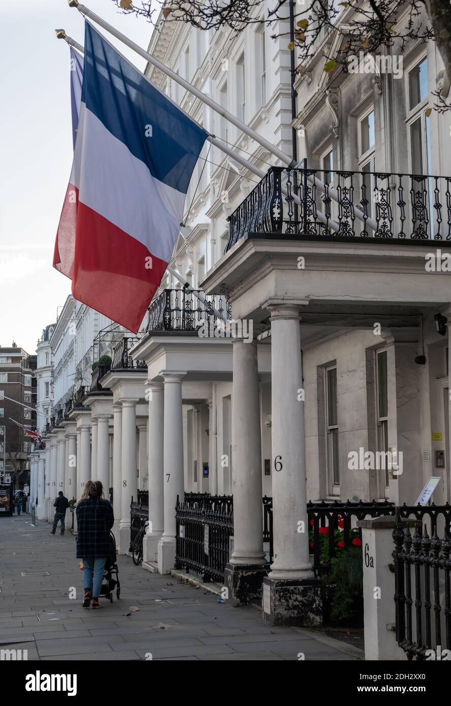 Ein Straßenblick auf das französische Konsulat in South Kensington mit der französischen und der EU-Flagge, die vom Gebäude hängt. Stockfoto