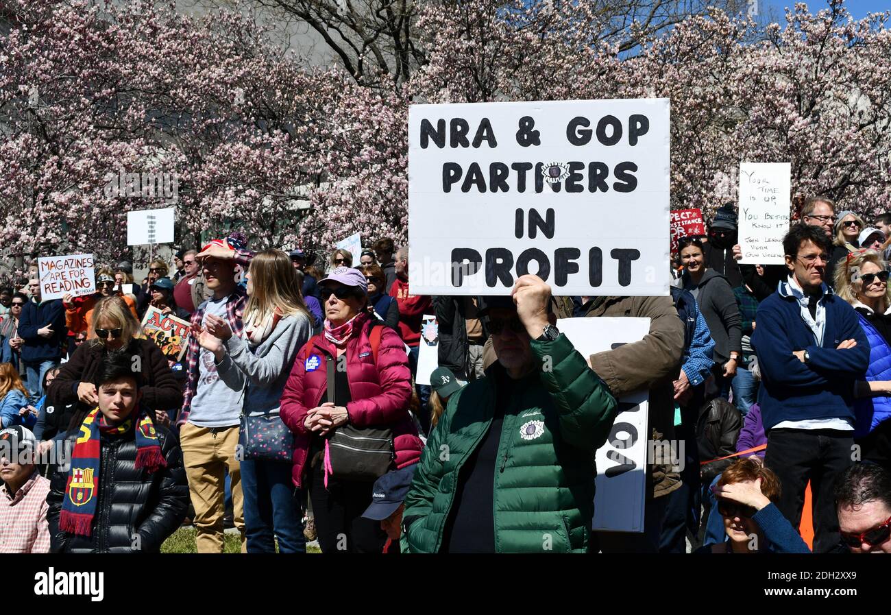 WASHINGTON, DC, USA - 24. MÄRZ 2018: Die Menschen halten Zeichen im Marsch für unser Leben, einer studentischen Kundgebung, die ein Ende der Waffengewalt und der Responsi fordert Stockfoto