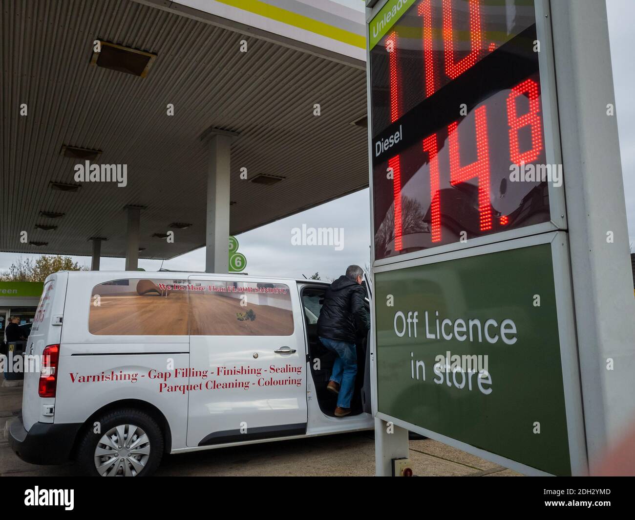 Eine Tankstelle mit Autofahrern, die ihre Fahrzeuge nachfüllen. Stockfoto