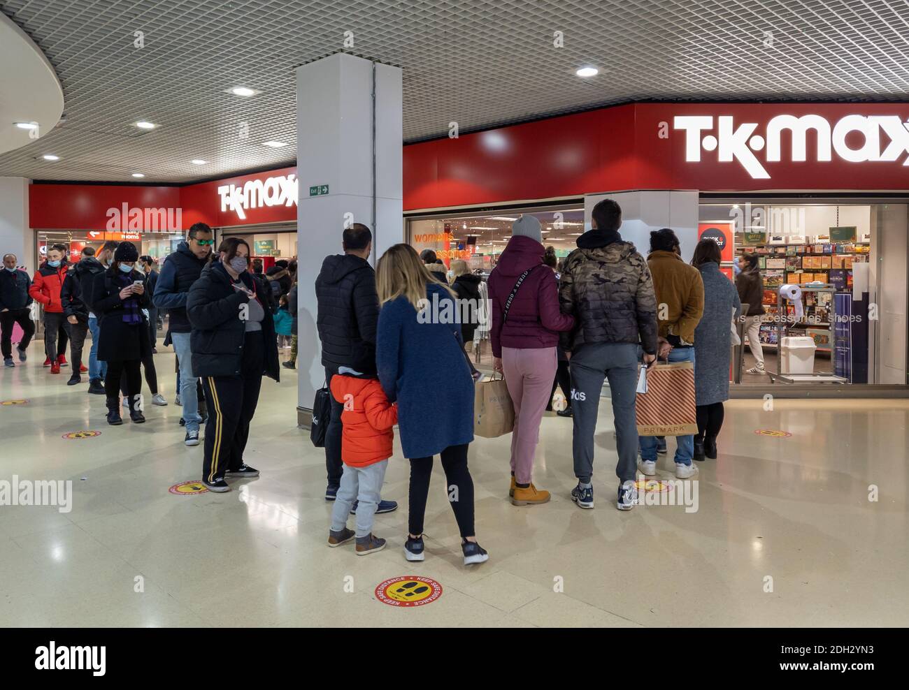 Ein geschäftiges Einkaufszentrum, in dem Kunden einkaufen. Stockfoto