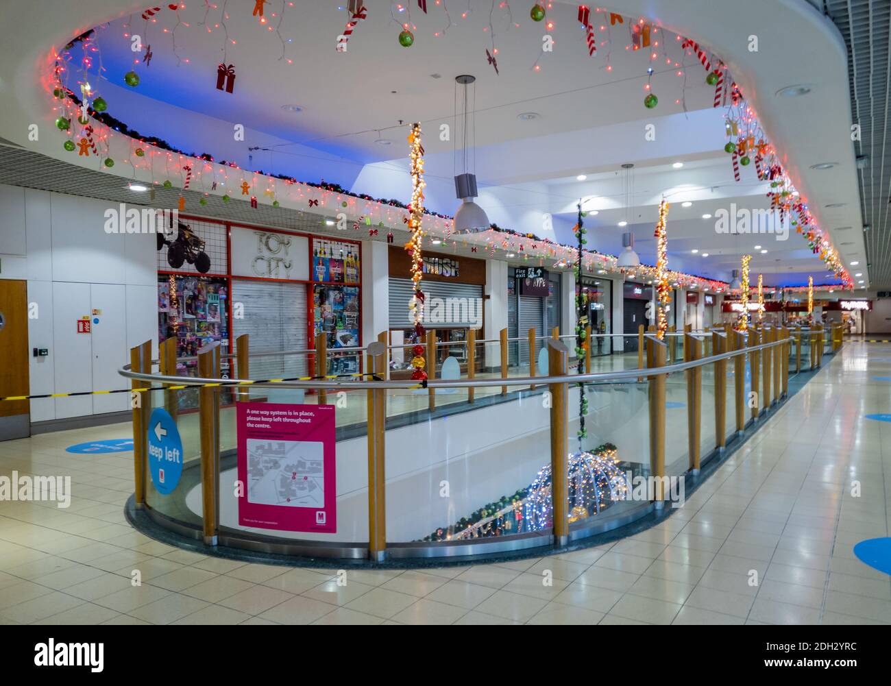 Ein leeres geschlossenes Einkaufszentrum während der Covid-19-Sperre und Covid Tier 4-Beschränkungen. Stockfoto