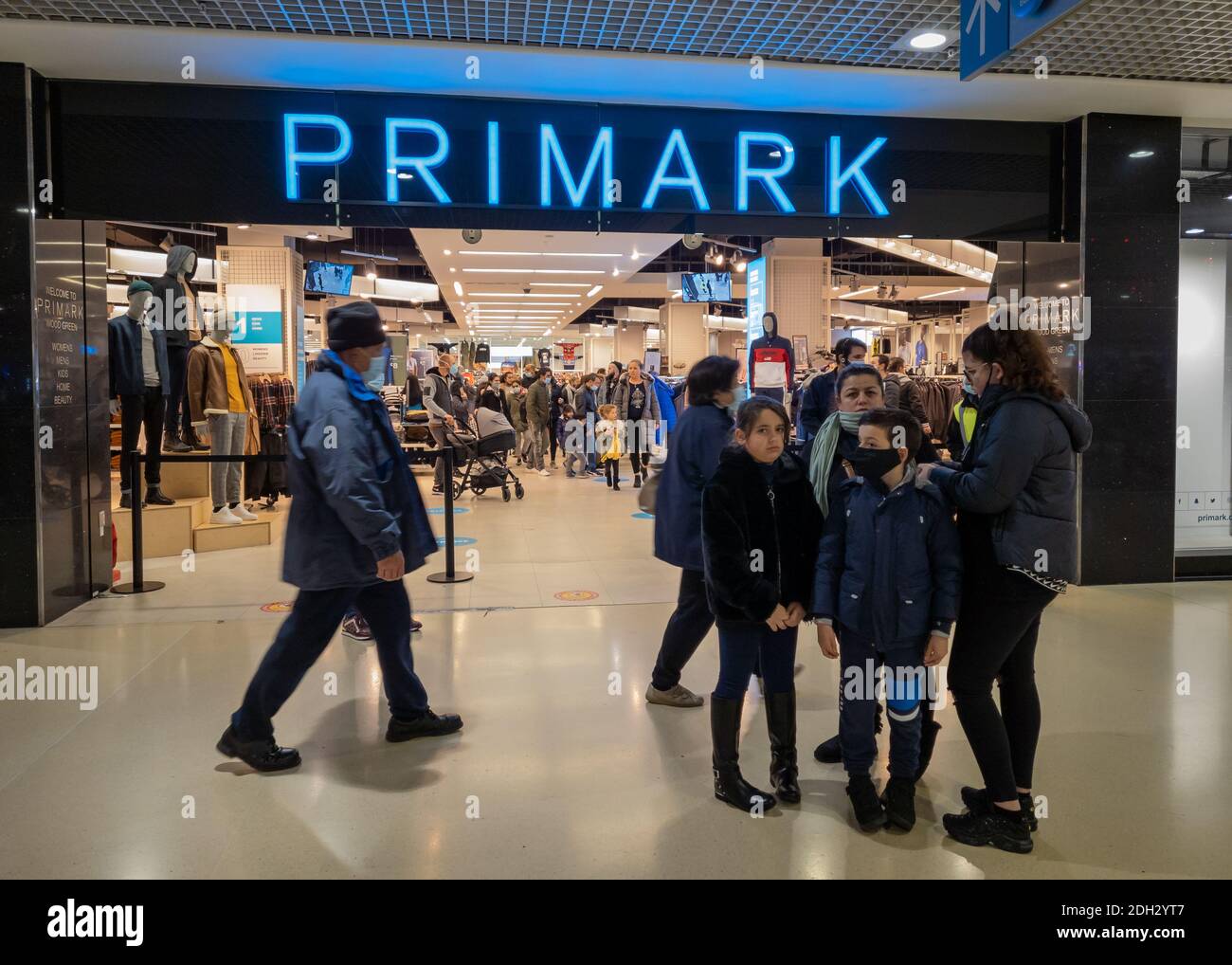 Der Eingang eines Zweiges von Primark. Eine beliebte schnelle Modekette, die erschwingliche Kleidung verkauft. Stockfoto