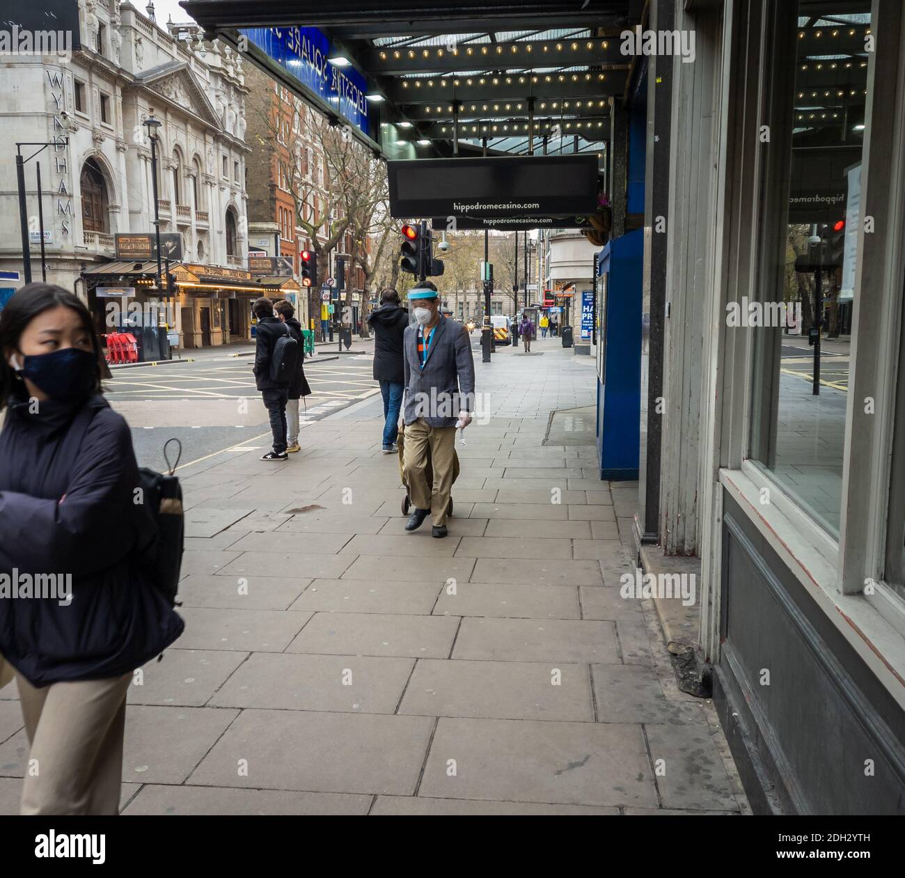 Einige Fußgänger tragen Gesichtsbedeckungen auf der Straße als Sicherheitsmaßnahme, wie große Teile von England in Covid Tier 4 Einschränkungen. Stockfoto