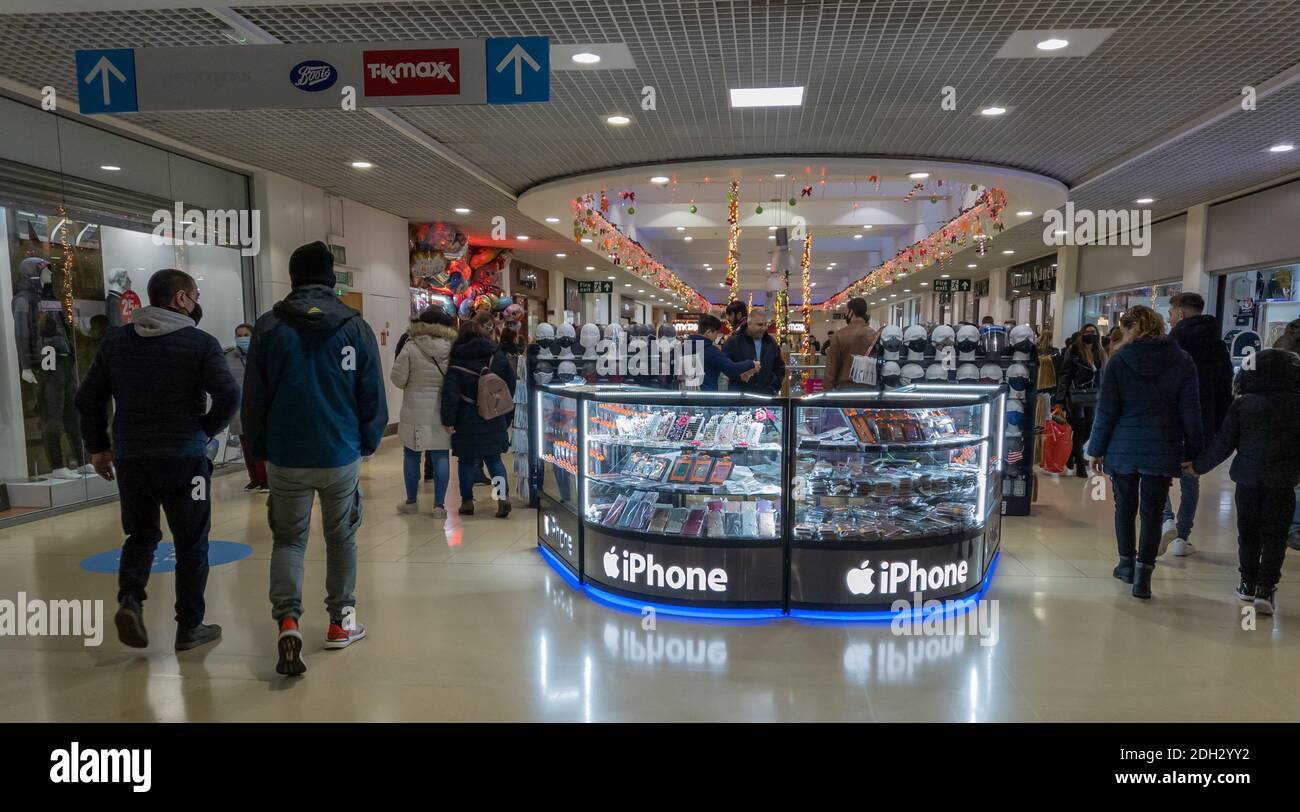 Ein geschäftiges Einkaufszentrum, in dem Kunden einkaufen. Stockfoto