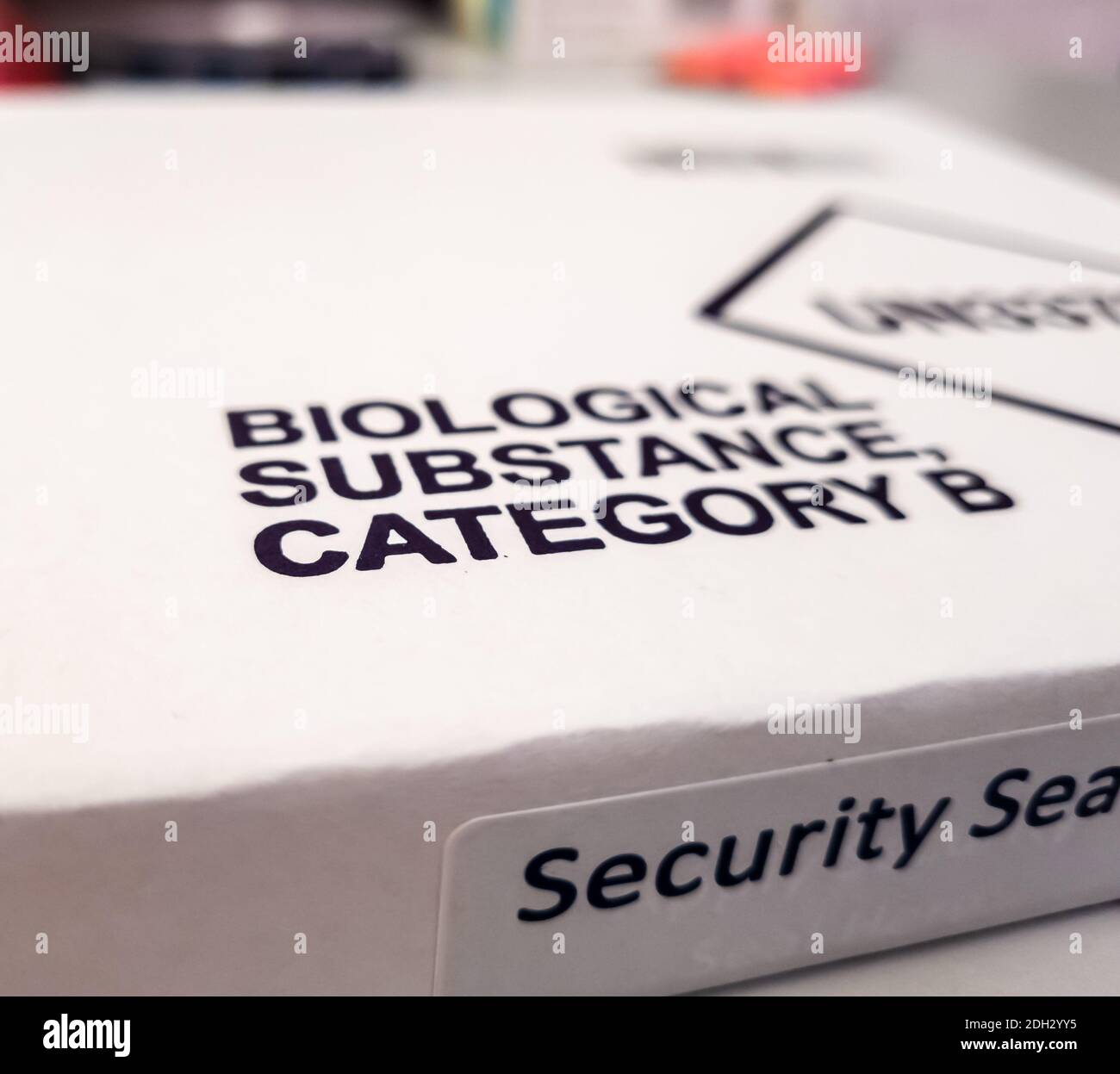 Das sichere versiegelte Paket für die Rücksendung des Covid-19-Heimtests. Stockfoto