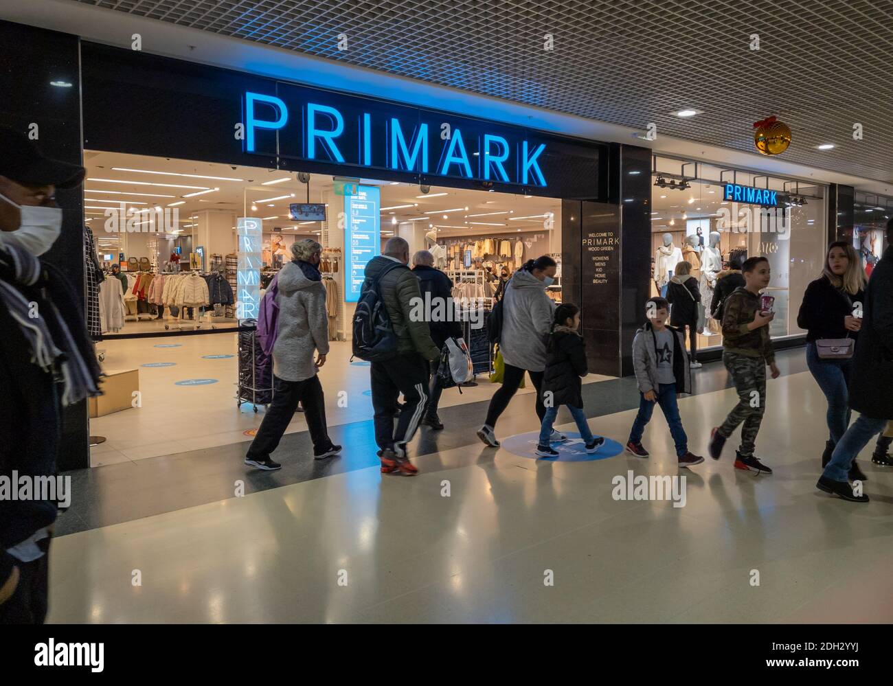 Der Eingang eines Zweiges von Primark. Eine beliebte schnelle Modekette, die erschwingliche Kleidung verkauft. Stockfoto