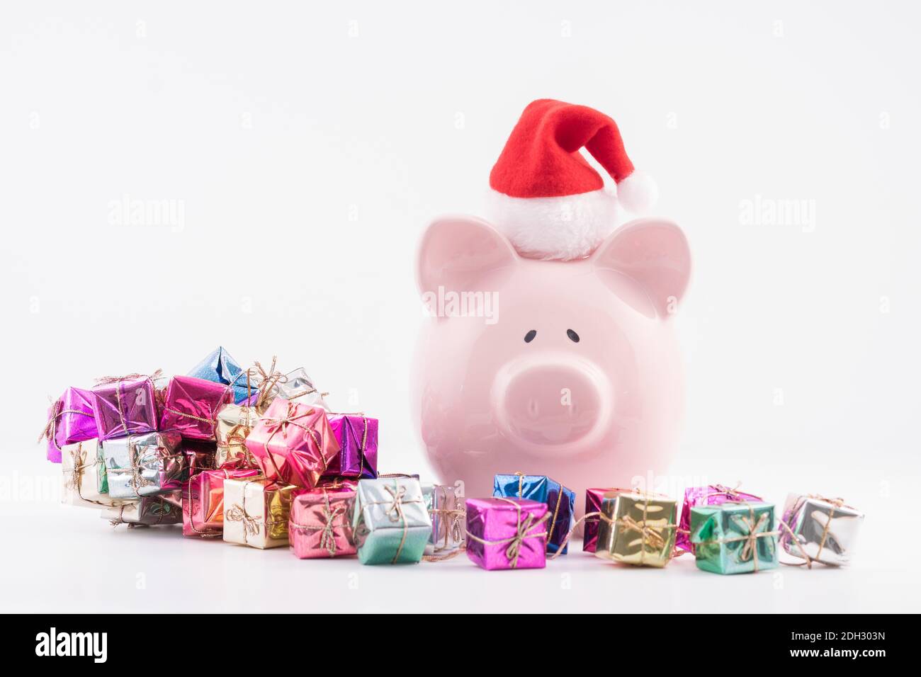 Eine Schweinegutschachtel und Weihnachts-Geschenkboxen, das Konzept von Reichtum und Reichtum im kommenden Jahr Stockfoto