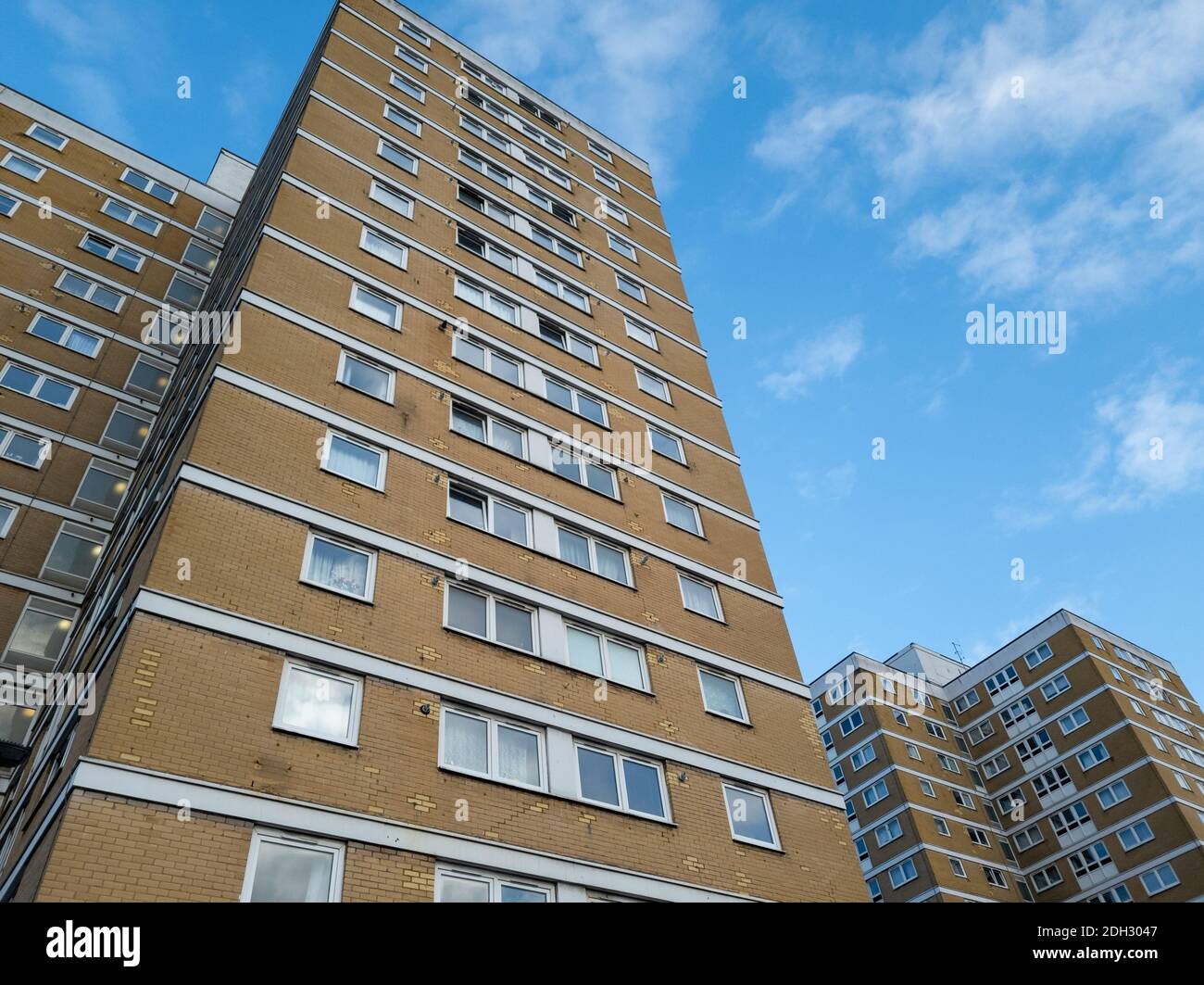Ein Hochhaus aus Wohnungen, typisch für sozialen Wohnungsbau. Stockfoto