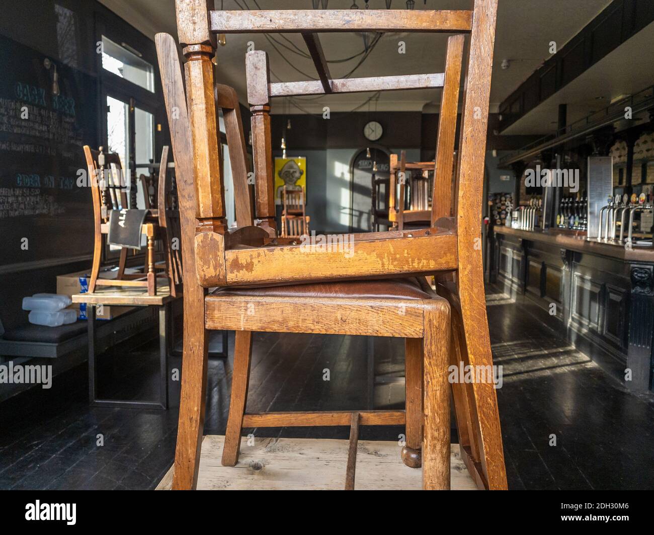 Ein geschlossener Pub mit Stühlen am Tisch während der Covid-Sperre Handelsbeschränkungen. Stockfoto