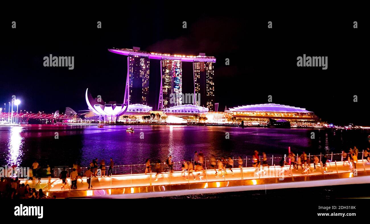 SINGAPUR - 6. Mai 2017: Nächtliches Panorama über die Bucht von Singapur mit dem Marina Bay Sands Luxushotel, Einkaufszentrum und Casino. Stockfoto