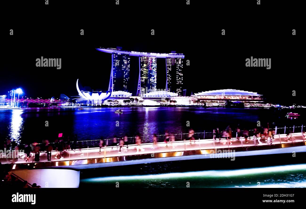 SINGAPUR - 6. Mai 2017: Nächtliches Panorama über die Bucht von Singapur mit dem Marina Bay Sands Luxushotel, Einkaufszentrum und Casino. Stockfoto