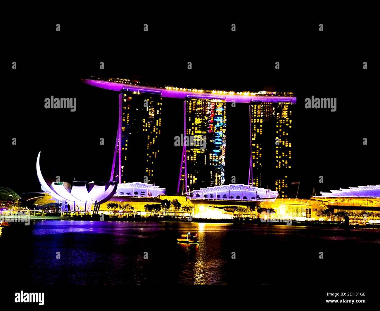 SINGAPUR - 6. Mai 2017: Nächtliches Panorama über die Bucht von Singapur mit dem Marina Bay Sands Luxushotel, Einkaufszentrum und Casino. Stockfoto