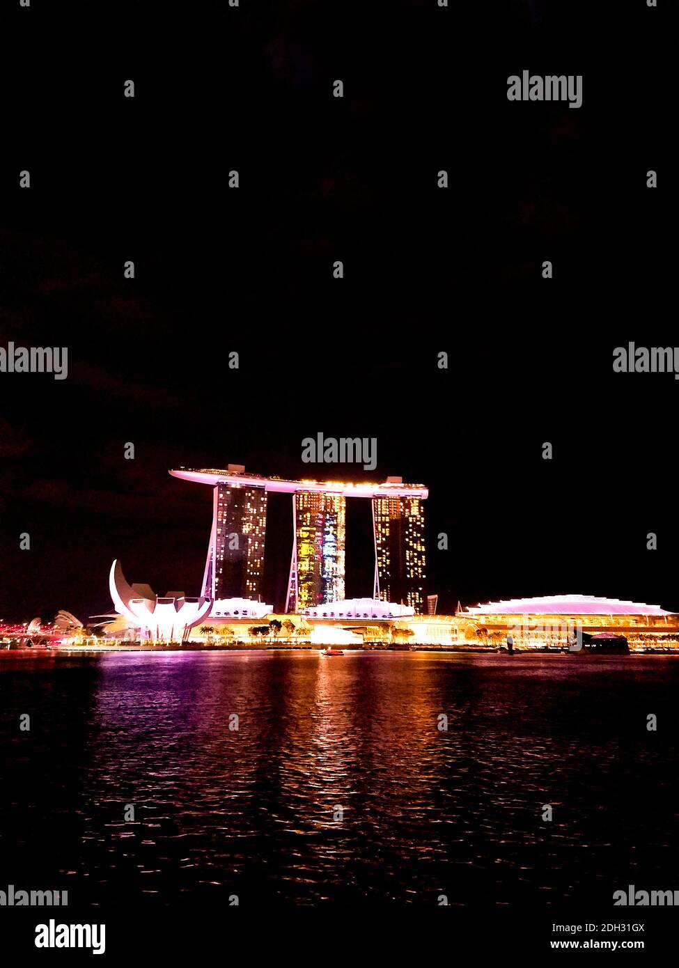 SINGAPUR - 6. Mai 2017: Nächtliches Panorama über die Bucht von Singapur mit dem Marina Bay Sands Luxushotel, Einkaufszentrum und Casino. Stockfoto