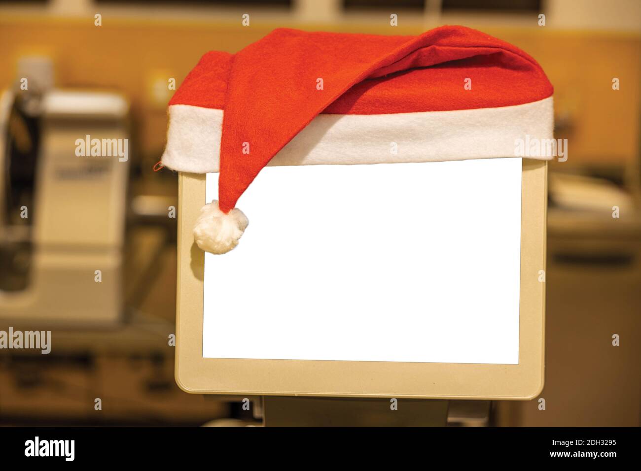 Nahaufnahme der kleinen weißen Mockup Bild leere Tafel mit roten Santa Hut über oben. Weihnachtsferien Hintergrundkonzept. Stockfoto
