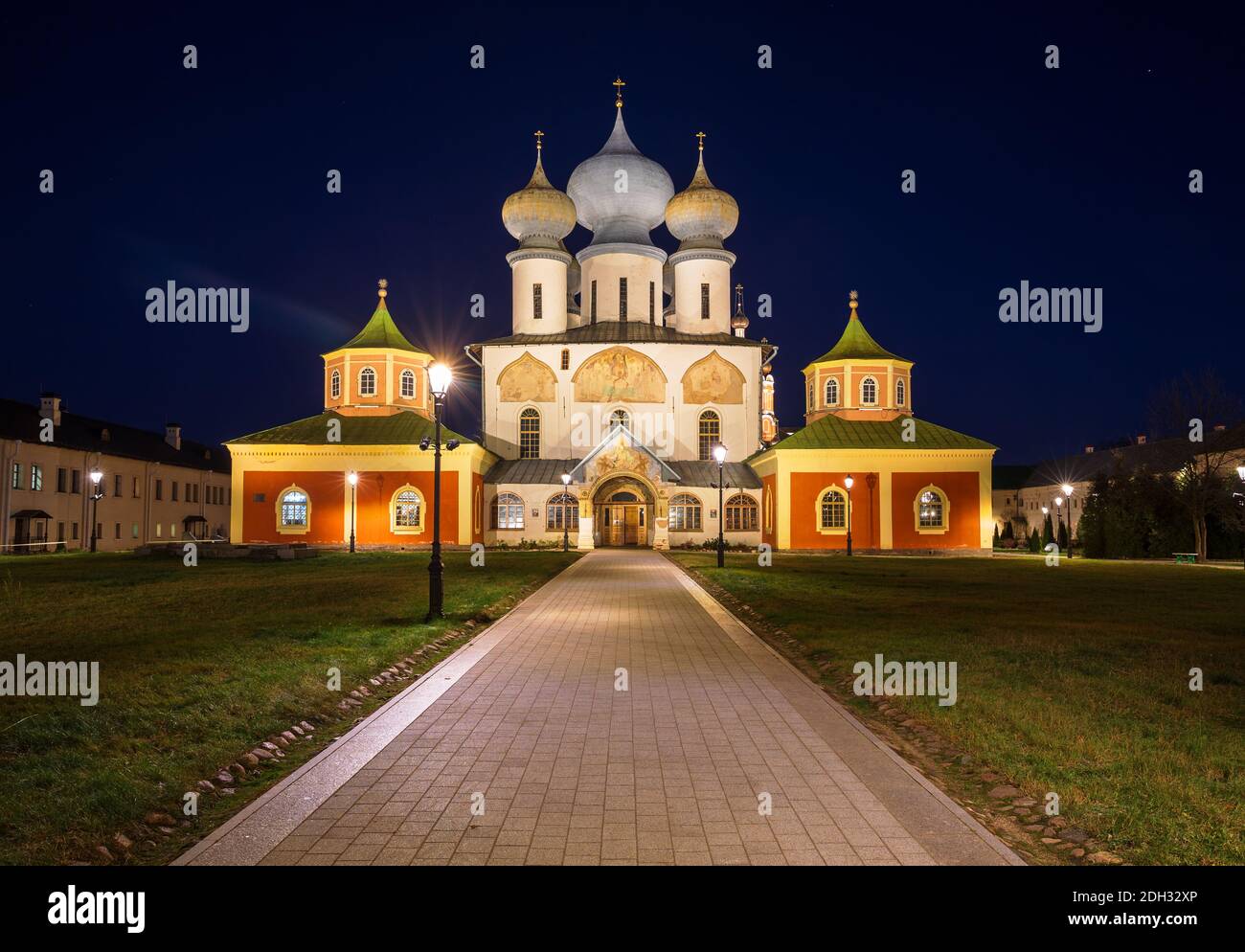 Die Kathedrale des Tichwiner Klosters mit abendlicher Beleuchtung. Tichwin, Region Leningrad, Russland Stockfoto