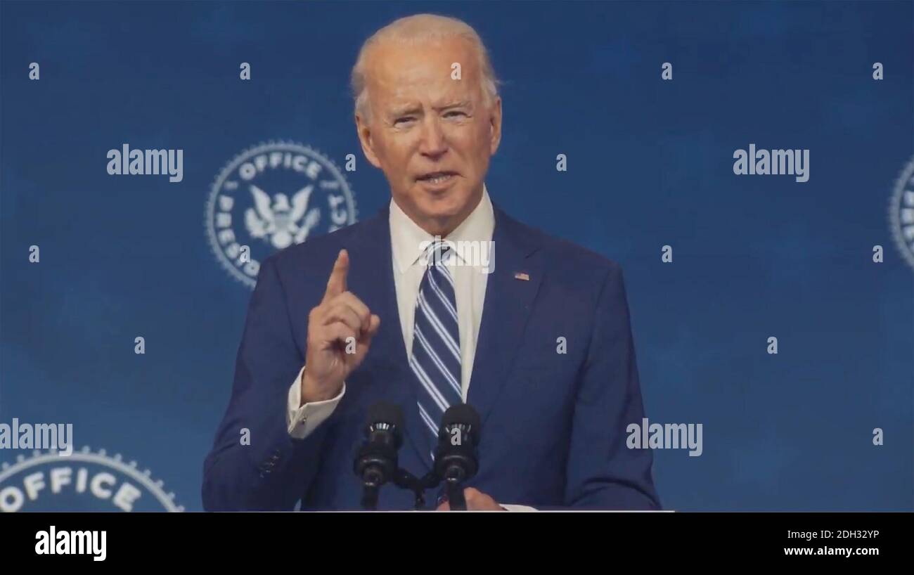 Der designierte US-Präsident Joe Biden stellt am Mittwoch, den 9. Dezember 2020, den pensionierten vier-Sterne-General Lloyd J. Austin III, als seinen Kandidaten für den 28. US-Verteidigungsminister des Queen Theatre in Wilmington, Delaware, vor. Kredit: Biden Übergang über CNP - Gebrauch weltweit Stockfoto