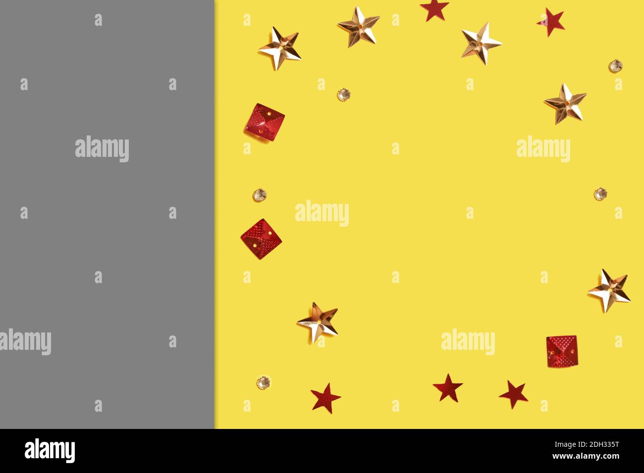 Farbe des Jahres 2021 gelb und grau mit Konfetti in den verschiedenen Formen. Hochwertige Fotos Stockfoto