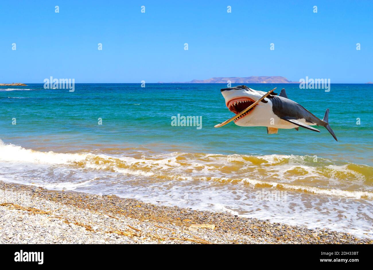 Hai springen aus dem Meer mit einem Surfbrett in Seine Mündung von Kato Gouves Kiesstrand in Kreta Stockfoto