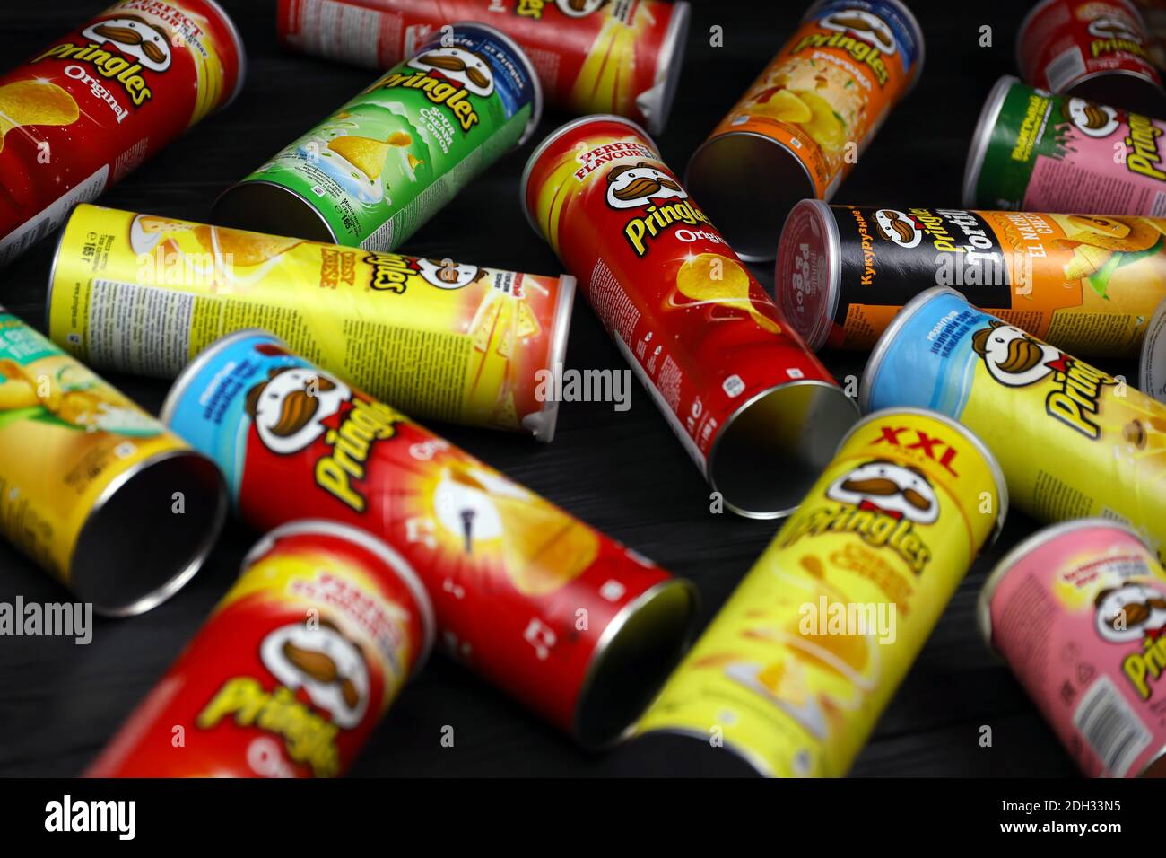 CHARKOW, UKRAINE - 23. NOVEMBER 2020: Pringles Vielfalt der Aromen. Viele Kartondosen mit Pringles Kartoffelchips. Pringles ist eine Kartoffelmarke Stockfoto