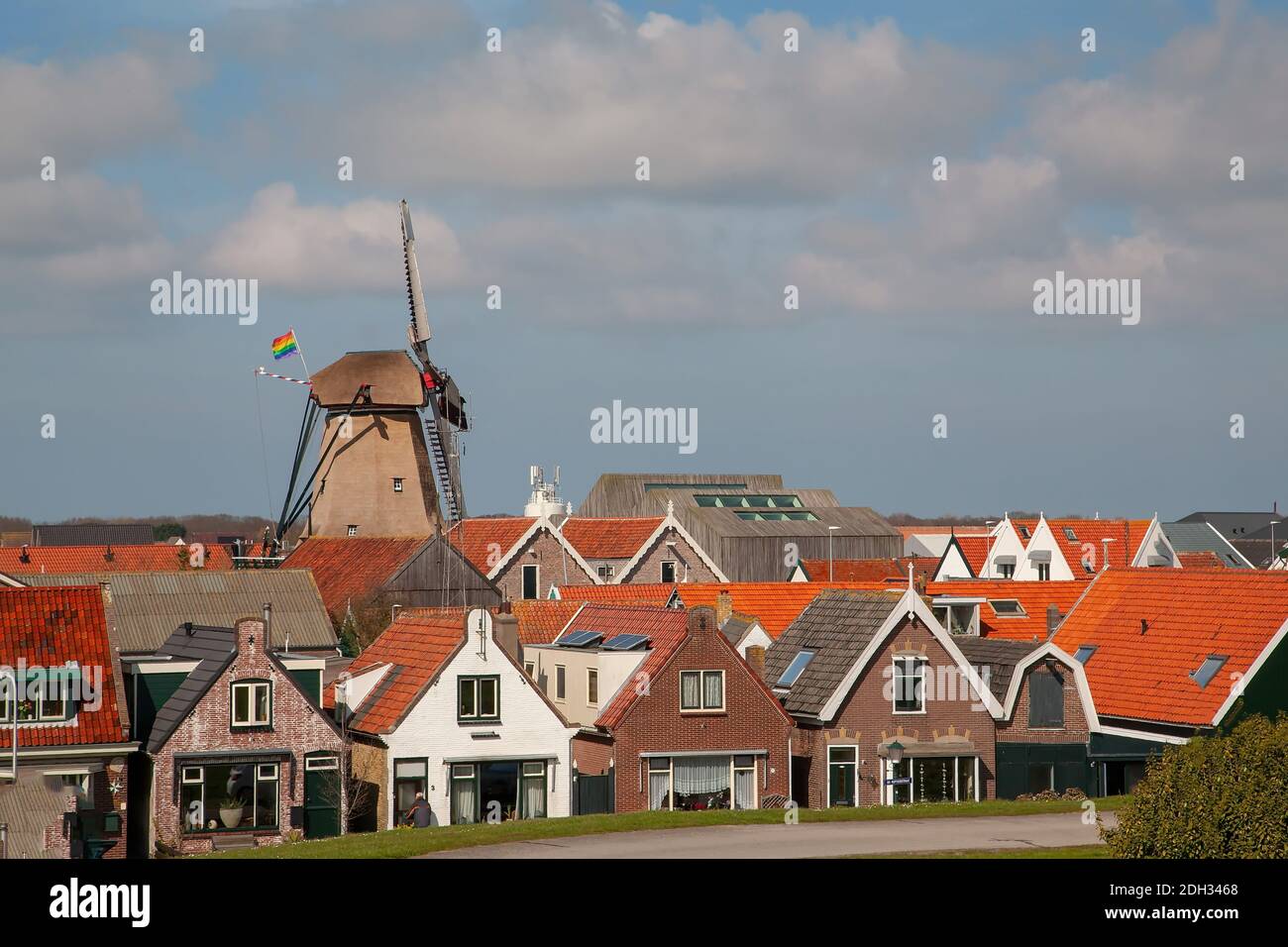 Eine Windmühle in der Mitte einer Stadt in der Niederlande Stockfoto