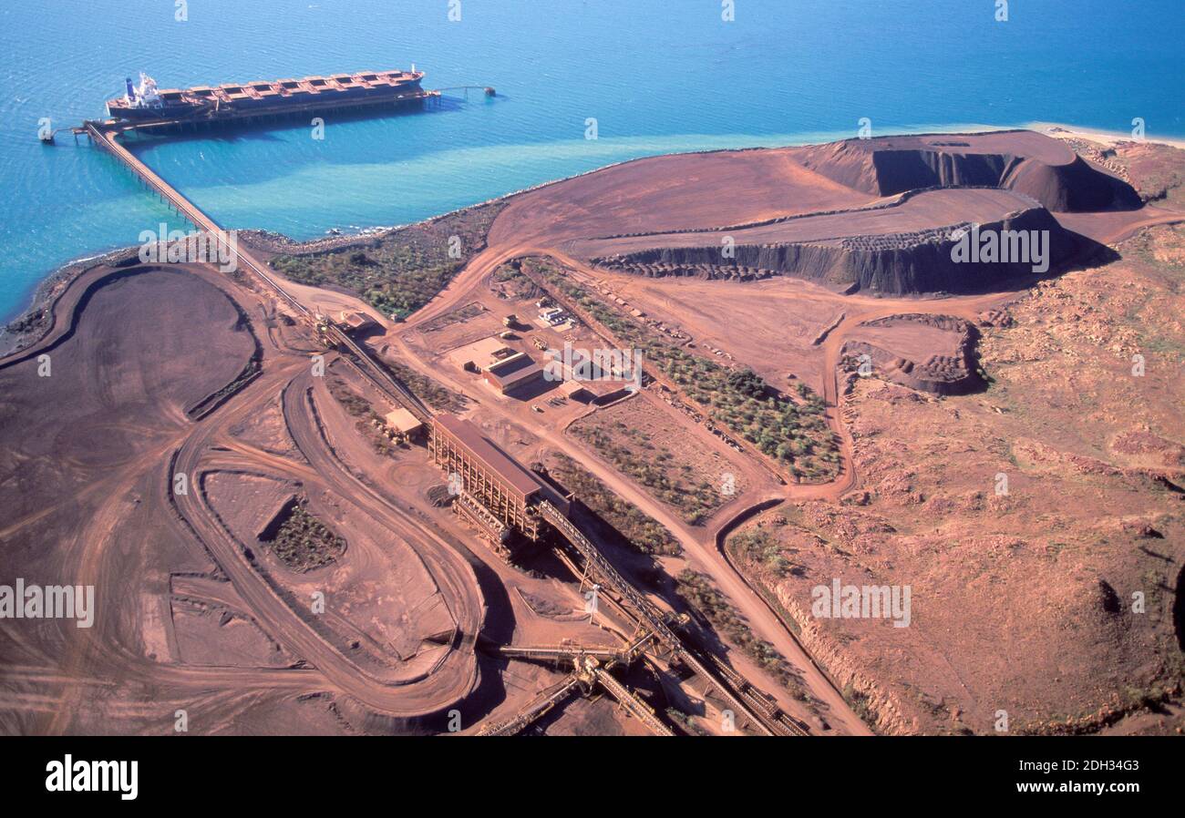 Verladung von Eisenerz auf einem Schiff in Dampier Western Australia. Stockfoto