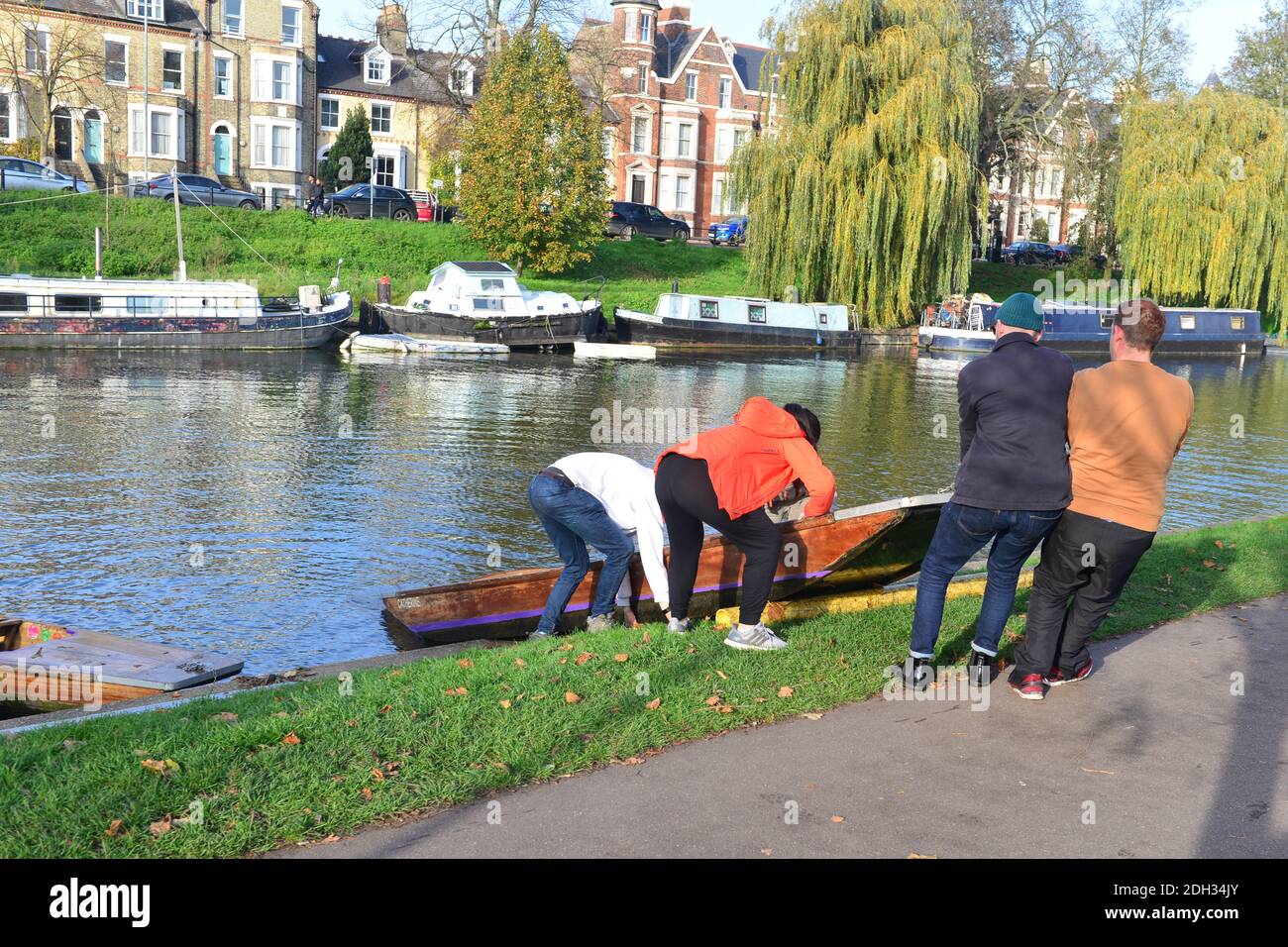 Cambridge UK, England , 07-11-2020.Touristen werden von der River Cam genommen und auf einen Anhänger zur Lagerung an Land verladen, Stockfoto
