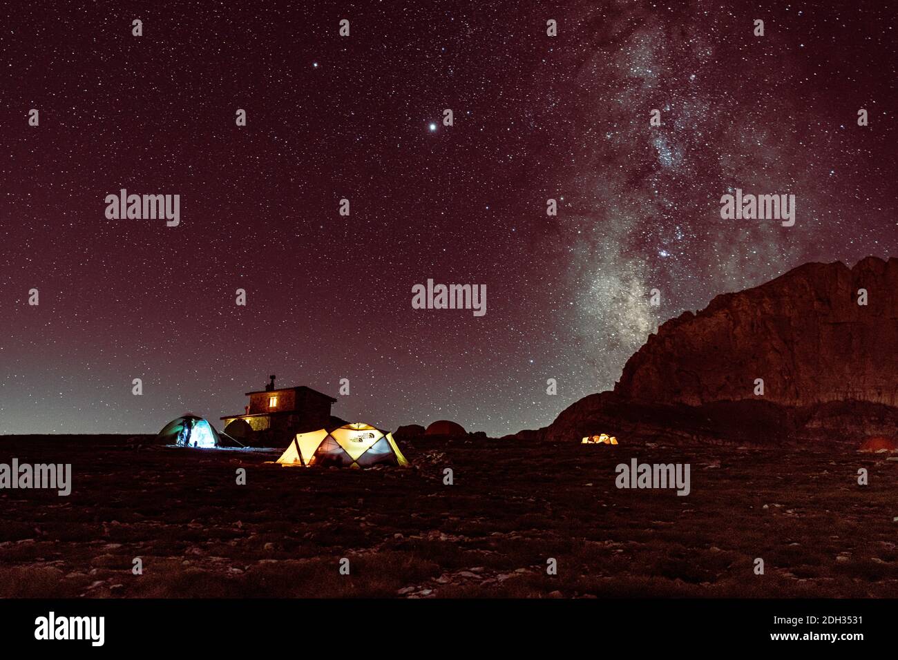 Die Milchstraße Galaxie über dem Blick auf den Berg Olymp in Griechenland  Stockfotografie - Alamy