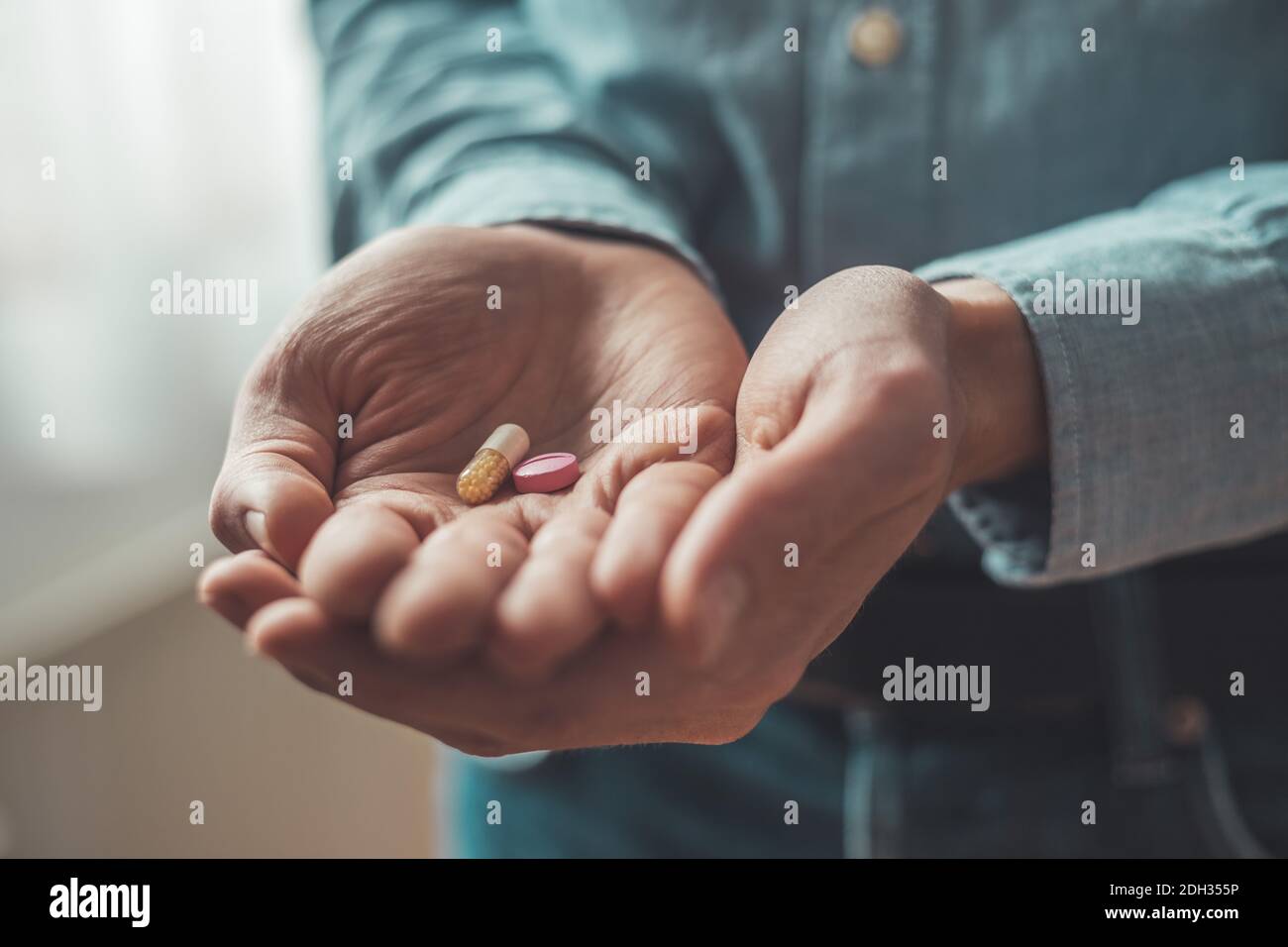 Arzneimittel oder Heilung Konzept. Nahaufnahme der männlichen Hand mit Pillen. Stockfoto