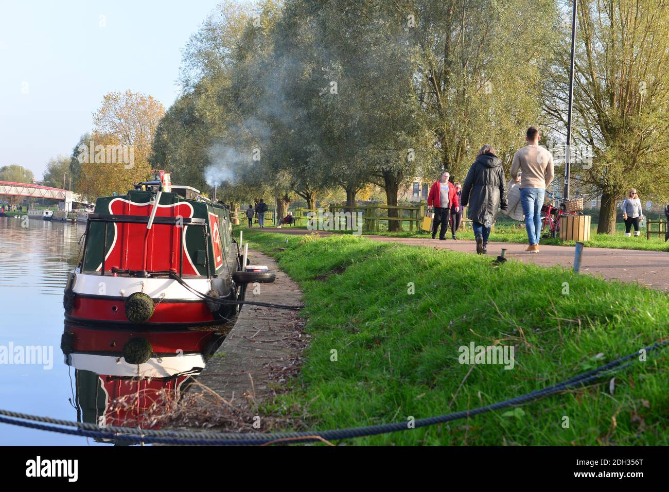Cambridge UK, England , 07-11-2020. Hausboot mit Rauchkamin bei Mitsunner gemein mit Touristen zu Fuß, Stockfoto