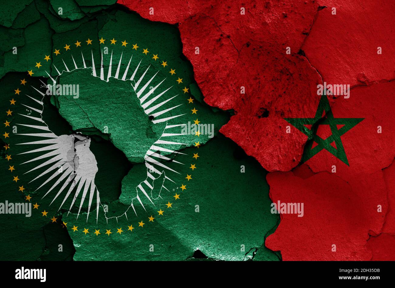 Flaggen der Afrikanischen Union und Marokko auf rissige Wand gemalt Stockfoto