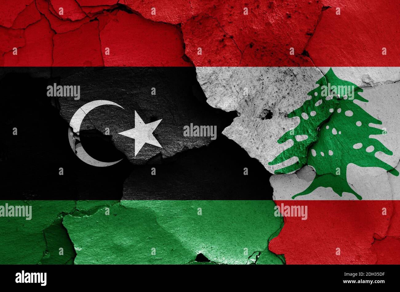Flaggen von Libyen und Libanon auf rissige Wand gemalt Stockfoto