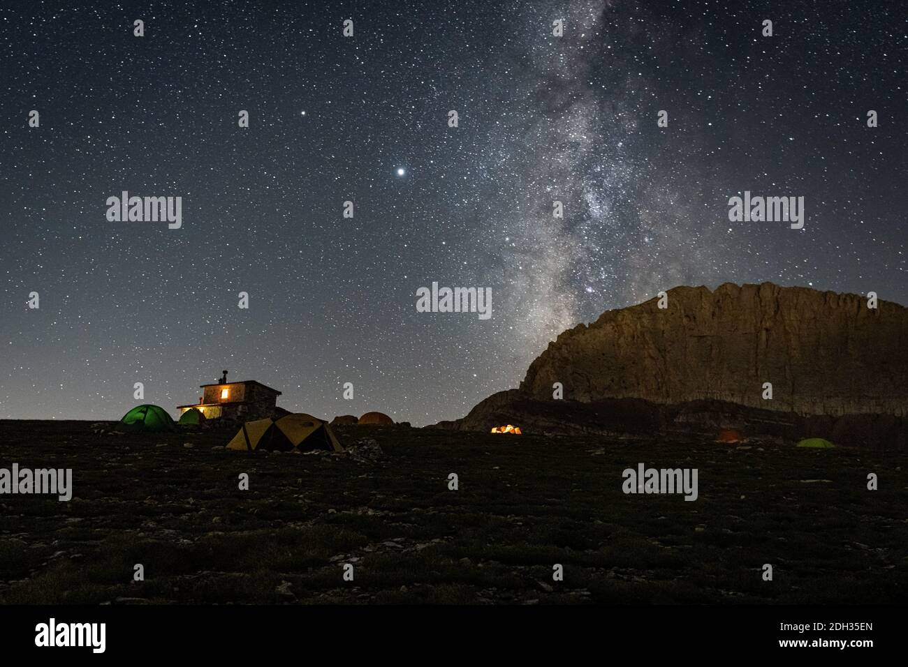 Die Milchstraße Galaxie über dem Blick auf den Berg Olymp in Griechenland. Stockfoto
