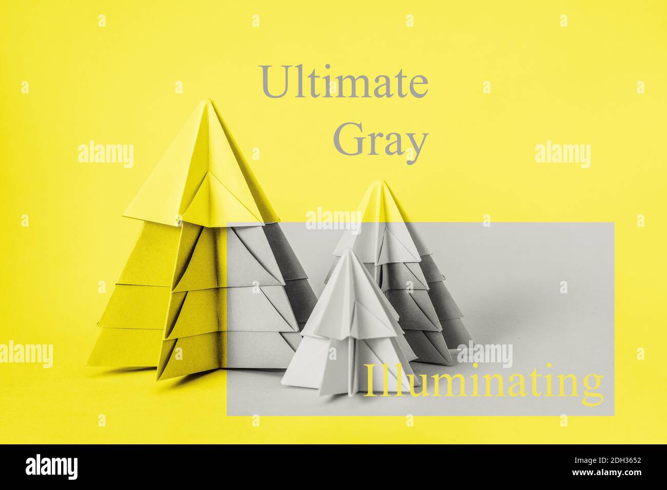 Einfache origamy 3D Weihnachtsbaum aus Papier getönten gelben Farbe. Gelb und Grau Farben als Farben von 2021 Jahr Stockfoto
