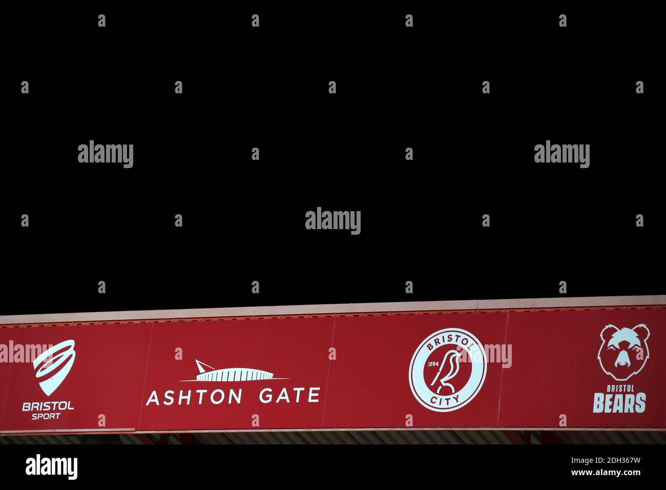 Logos von Vereinen und Unternehmen wie Bristol City Football Club und Bristol Bears Rugby Union Club, die am Ashton Gate während des Sky Bet Championship-Spiels am Ashton Gate in Bristol arbeiten. Stockfoto