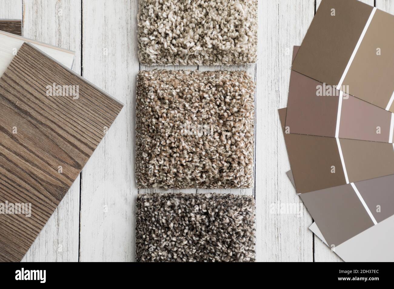 Auswahl von Materialien für Wohnkultur mit Stoffmustern und Farbmustern auf einer Holzoberfläche Stockfoto