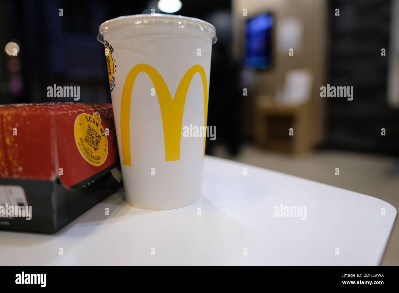 Cambridge UK Dezember 2020 Bigmac Burger-Box und ein großes Soda-Getränk auf einem Tisch in einem McDonalds Fast-Food-Restaurant, Essen drinnen als UK verlässt die Stockfoto