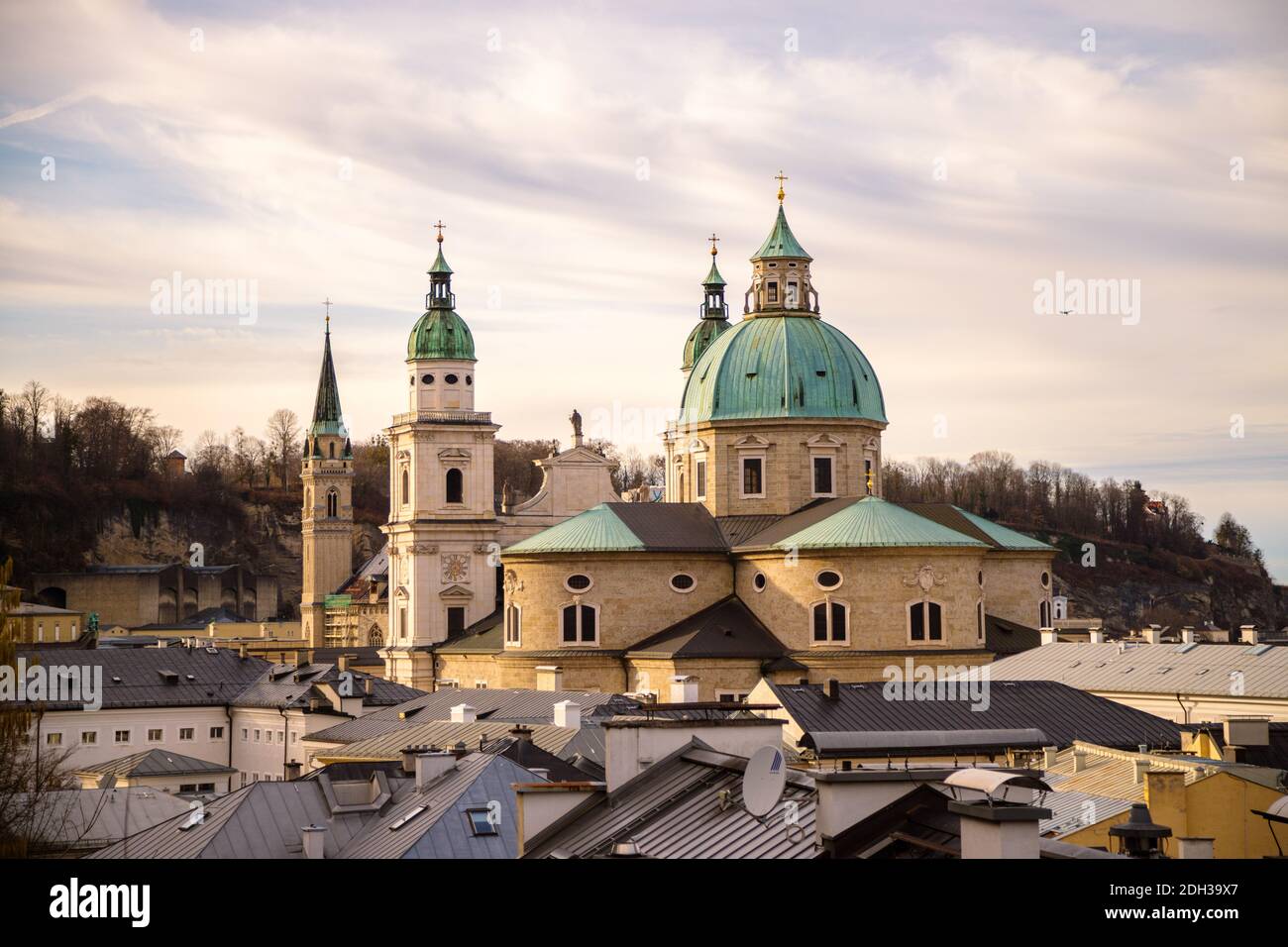 Beeindruckende Abendkulisse über Salzburg: Dächer von Dom, Kirchen und Häusern Stockfoto