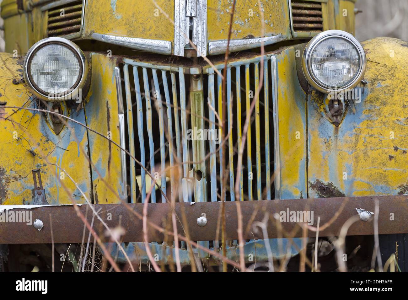 Ein verlassene Rusty Car sitzt allein auf EINEM Feld Stockfoto