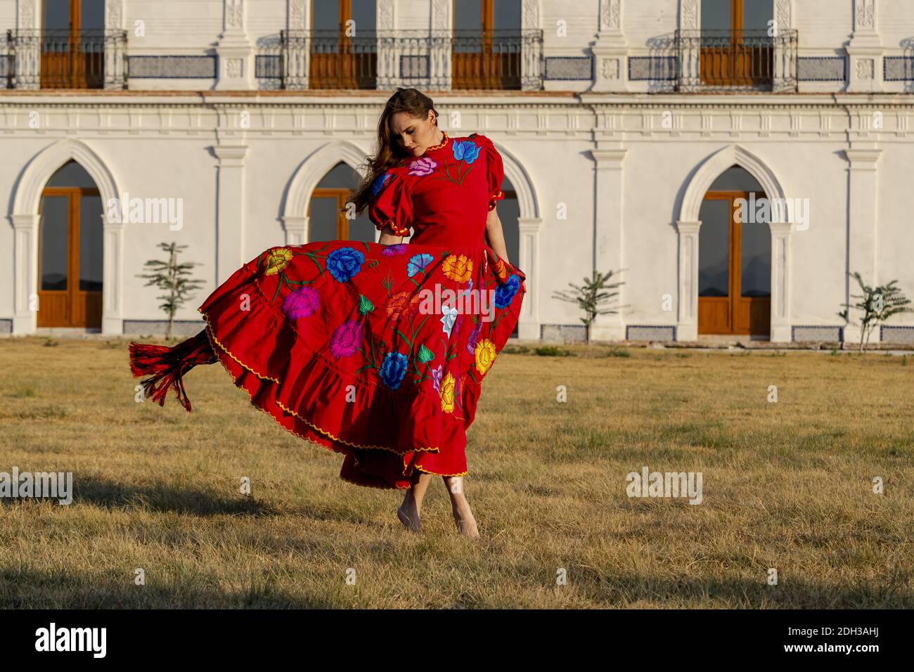 Eine schöne hispanische Brünette Modell posiert im Freien auf EINEM Mexikaner Ranch Stockfoto